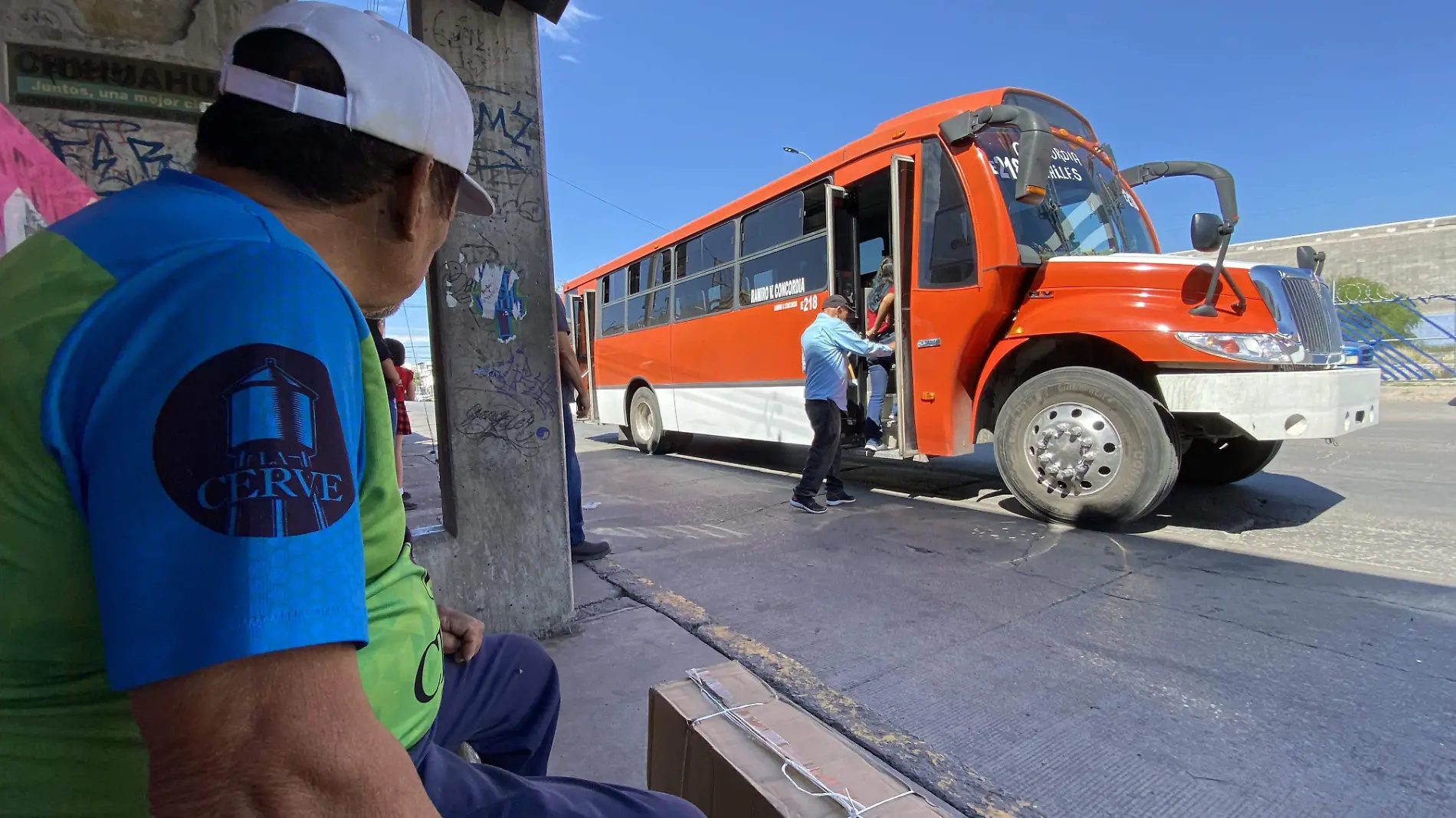 Trasporte Urbano, alguinas personas las suben en segundo Carril (10)